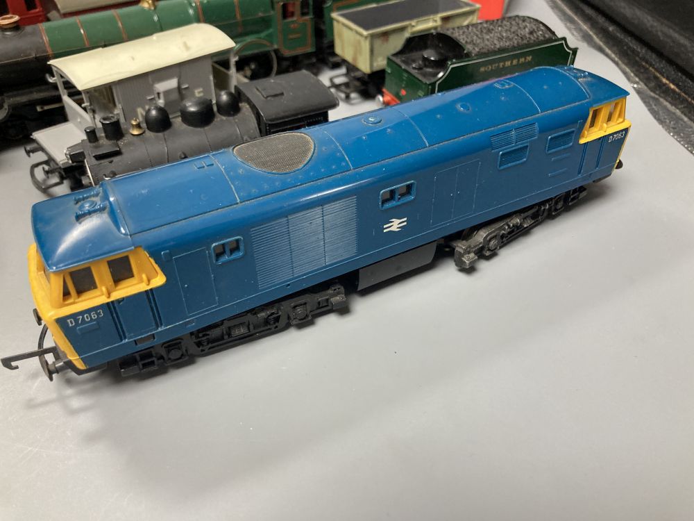 A collection of 00 gauge locomotives, wagons and coaches to include Hornby and Triang
